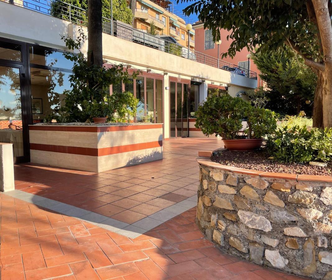 Hotel Miramare Imperia Bagian luar foto