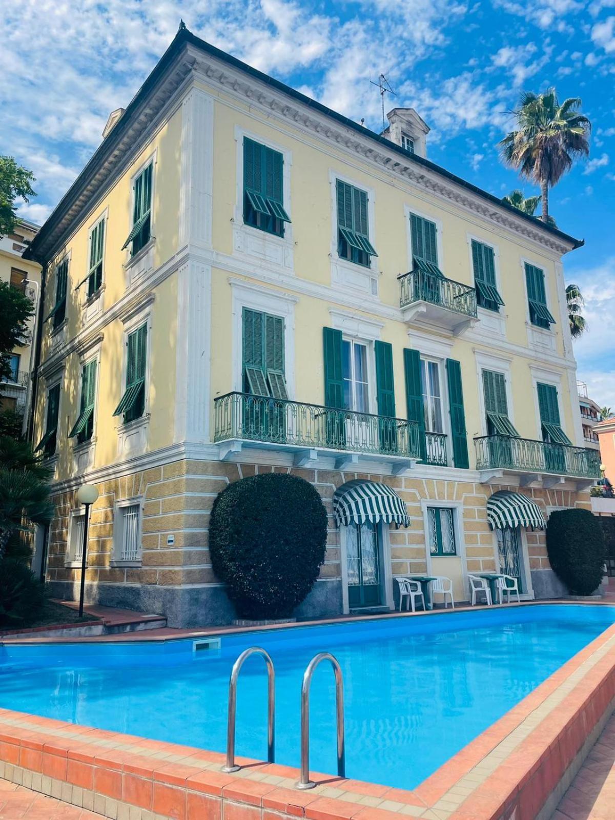 Hotel Miramare Imperia Bagian luar foto