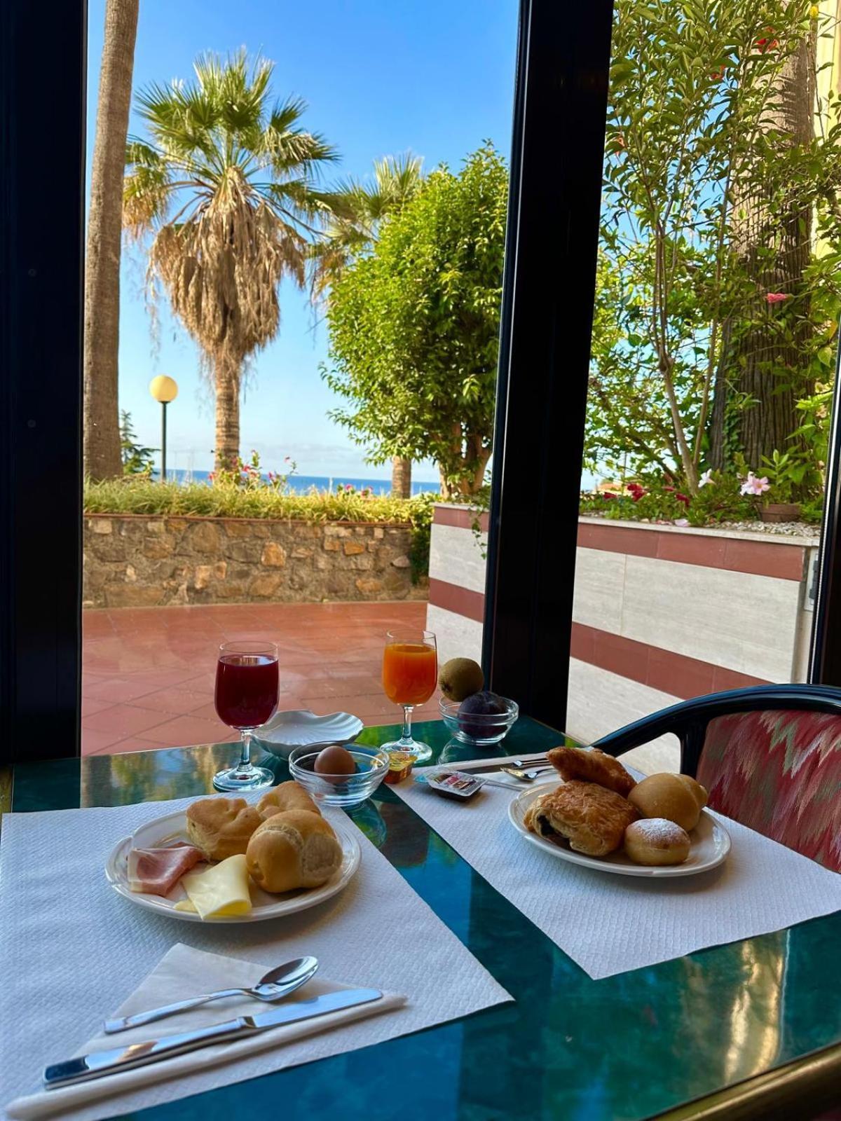 Hotel Miramare Imperia Bagian luar foto
