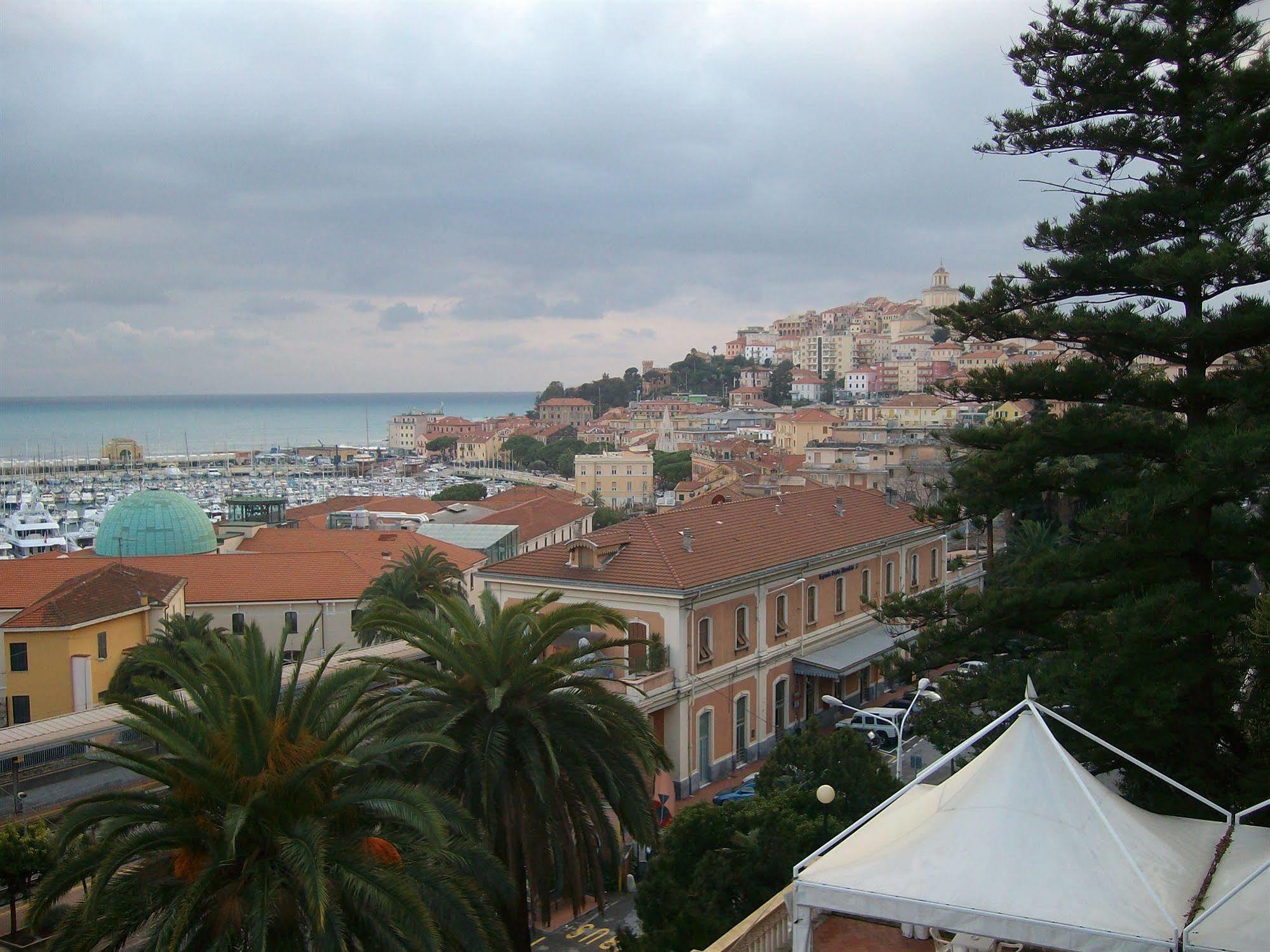 Hotel Miramare Imperia Bagian luar foto